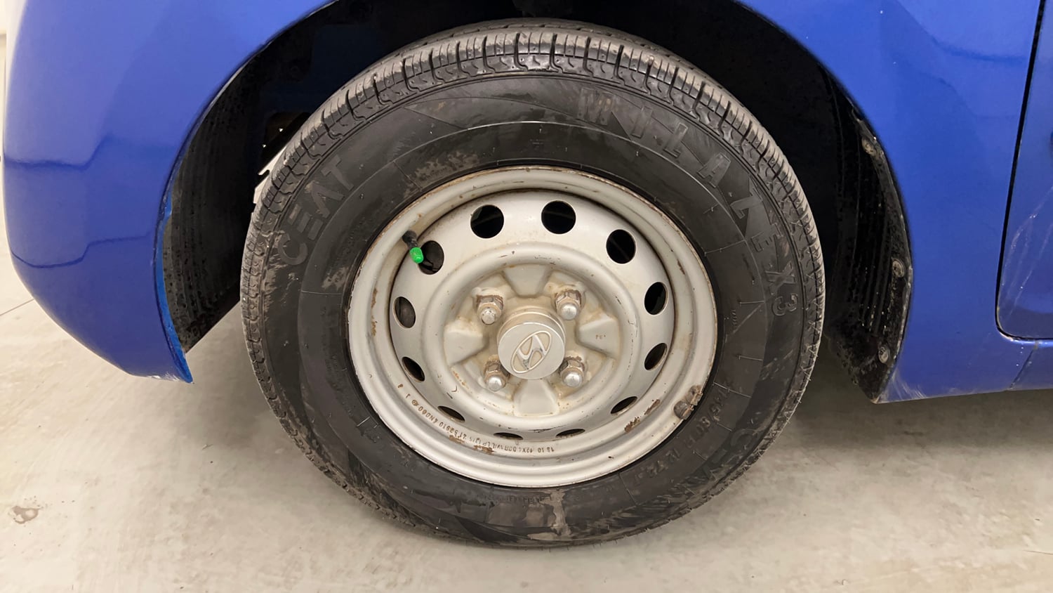 Used 2017 Hyundai Eon Era + AirBag Petrol Manual tyres LEFT FRONT TYRE RIM VIEW