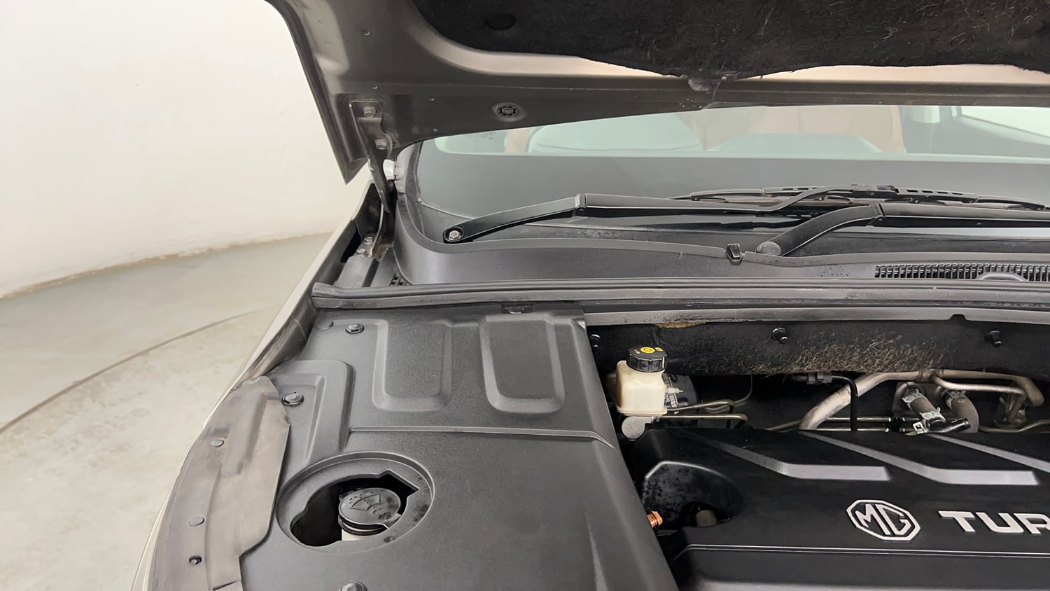 Used 2021 MG Motors Hector Plus Sharp 1.5 Petrol Turbo CVT 6-STR Petrol Automatic engine ENGINE RIGHT SIDE HINGE & APRON VIEW