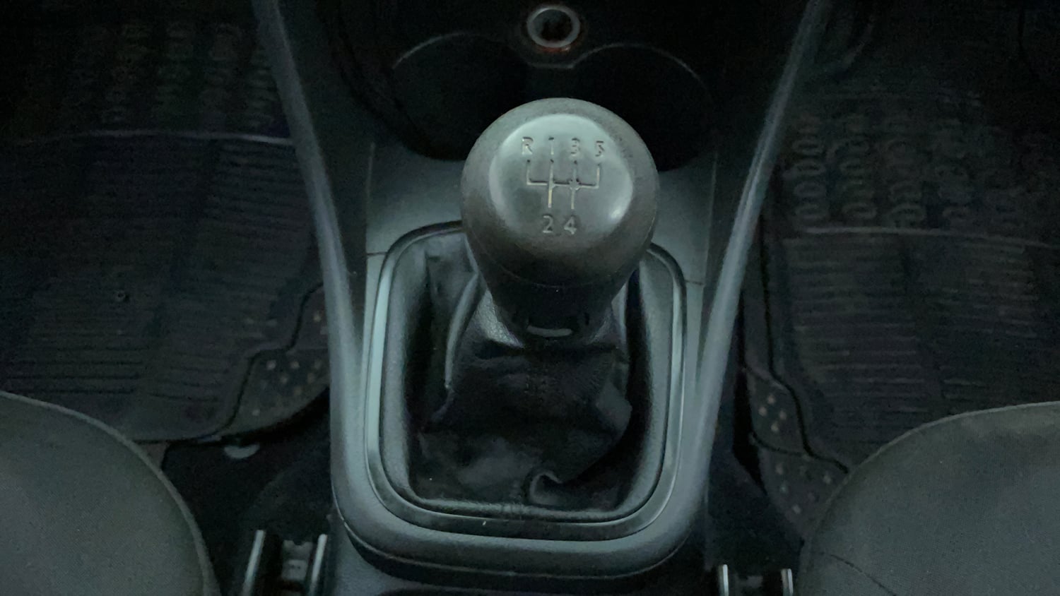 Used 2014 Volkswagen Polo Comfortline 1.2L (P) Petrol Manual interior GEAR  KNOB VIEW
