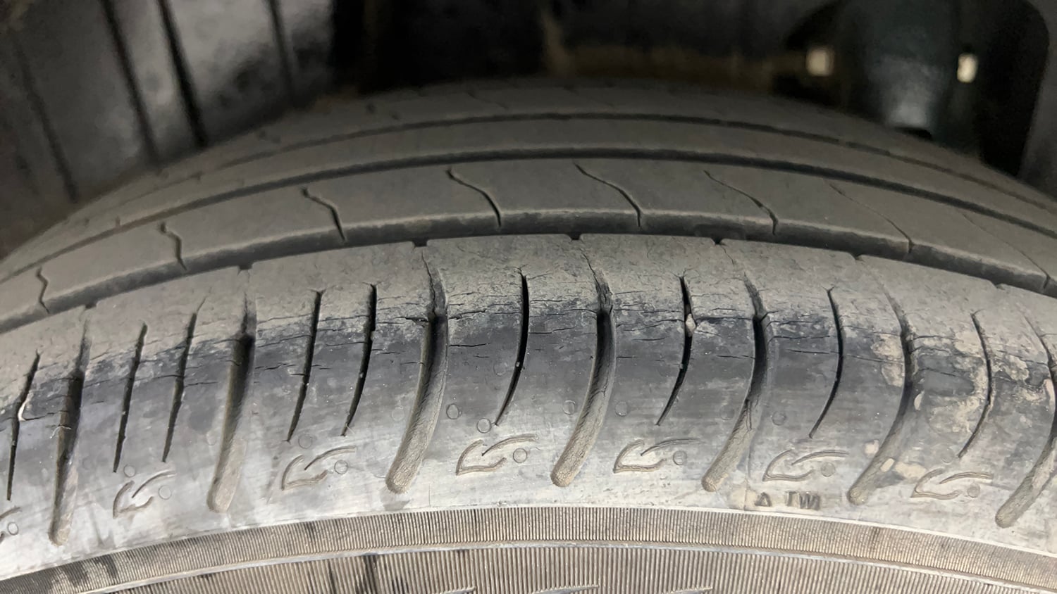 Used 2023 Mahindra XUV 300 W8 (O) 1.2 Petrol AMT Petrol Automatic tyres RIGHT REAR TYRE TREAD VIEW