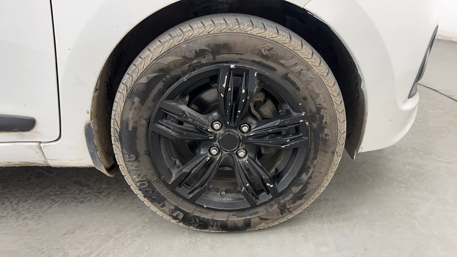 Used 2015 Hyundai Grand i10 Sportz AT 1.2 Kappa VTVT Petrol Automatic tyres RIGHT FRONT TYRE RIM VIEW