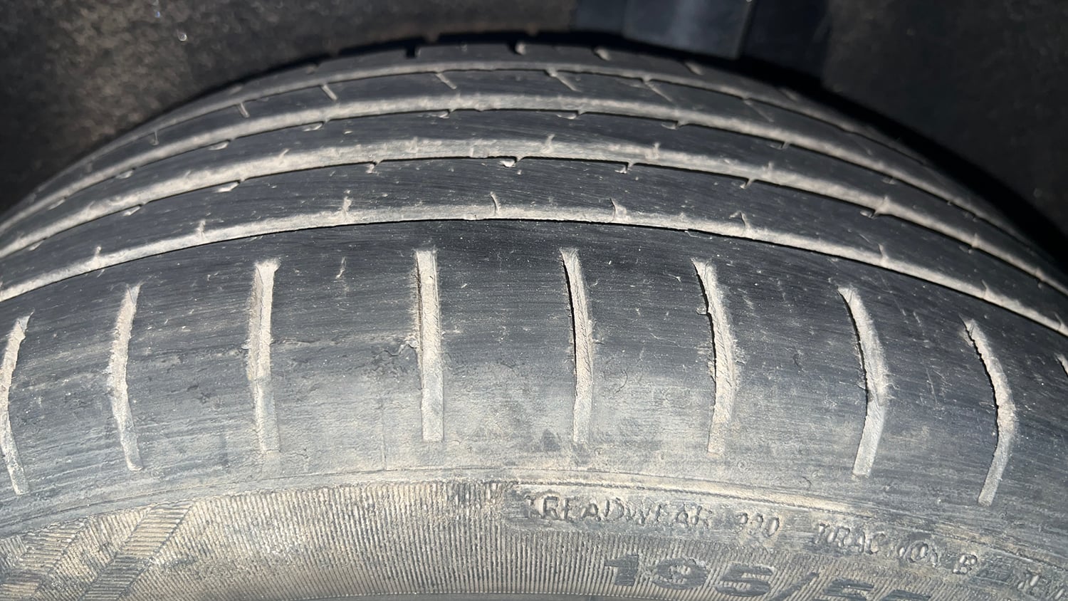 Used 2016 Maruti Suzuki Baleno Alpha 1.2 Petrol Manual tyres LEFT REAR TYRE TREAD VIEW