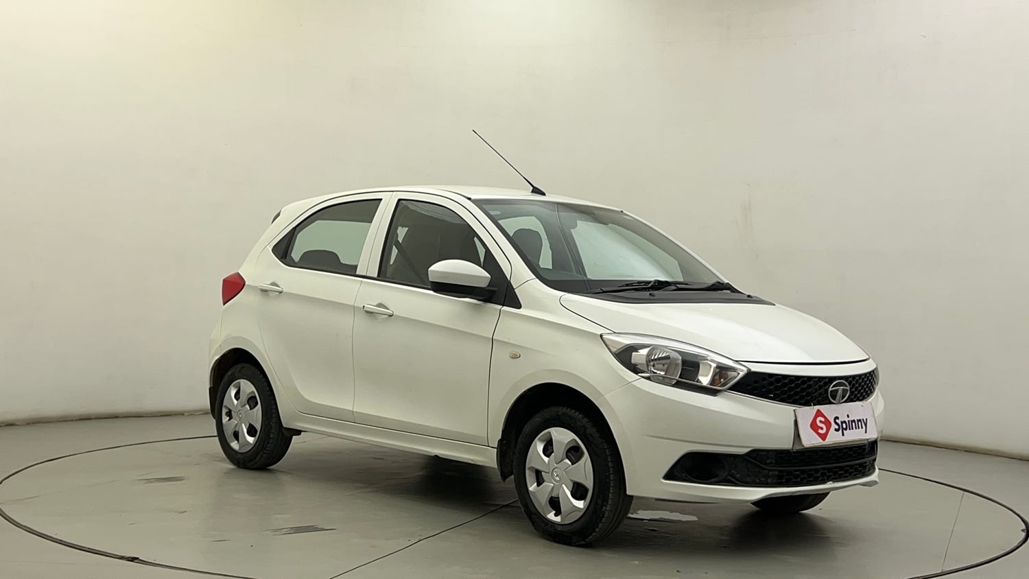 Used 2017 Tata Tiago Revotron XT Petrol Manual exterior RIGHT FRONT CORNER VIEW