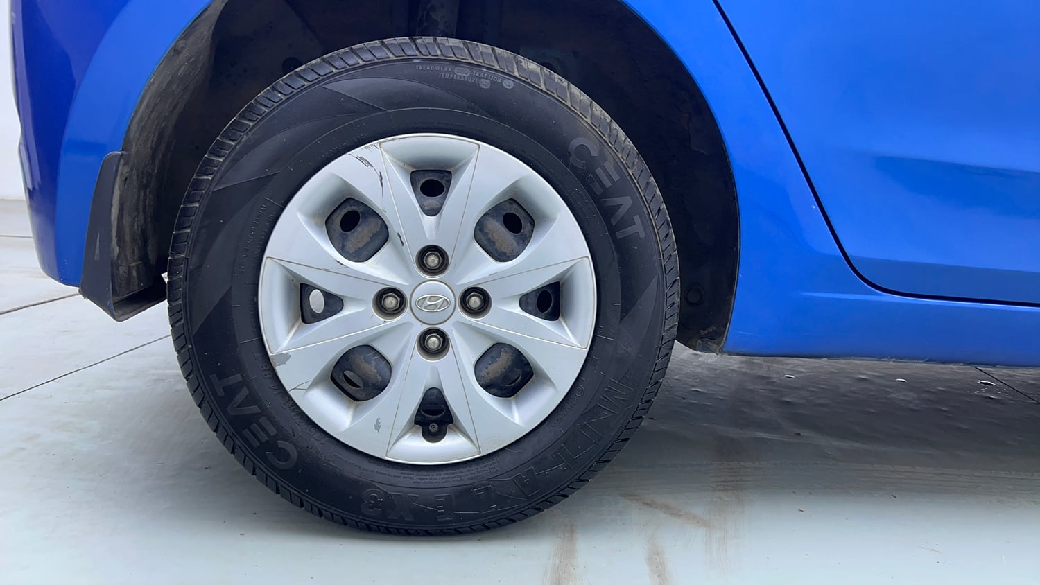 Used 2017 Hyundai Elite i20 Sportz 1.2 Petrol Manual tyres RIGHT REAR TYRE RIM VIEW