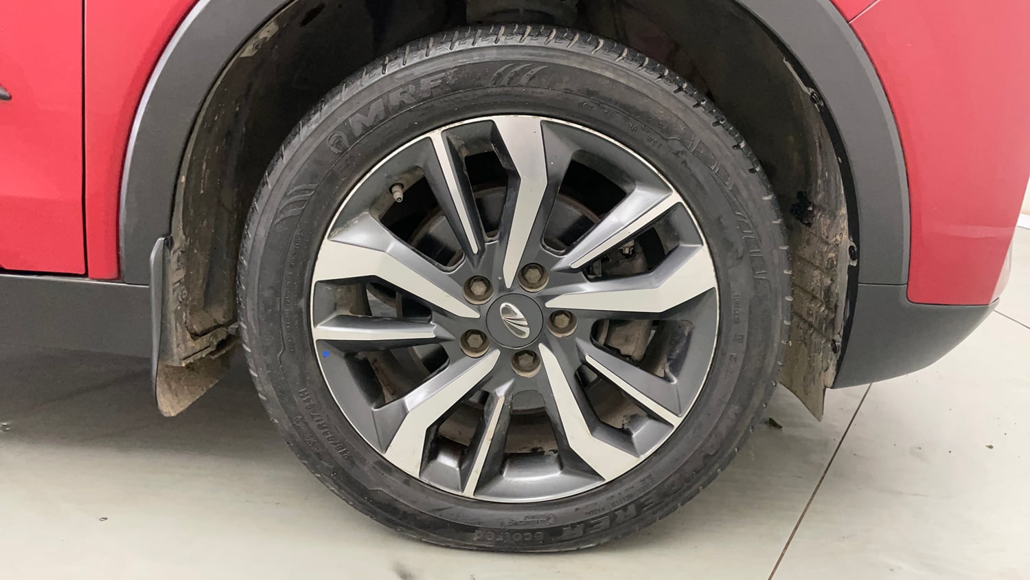 Used 2021 Mahindra XUV 300 W8 (O) 1.2 Petrol AMT Petrol Automatic tyres RIGHT FRONT TYRE RIM VIEW