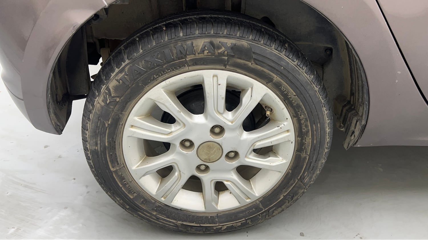 Used 2017 Tata Tiago Revotron XZ Petrol Manual tyres RIGHT REAR TYRE RIM VIEW