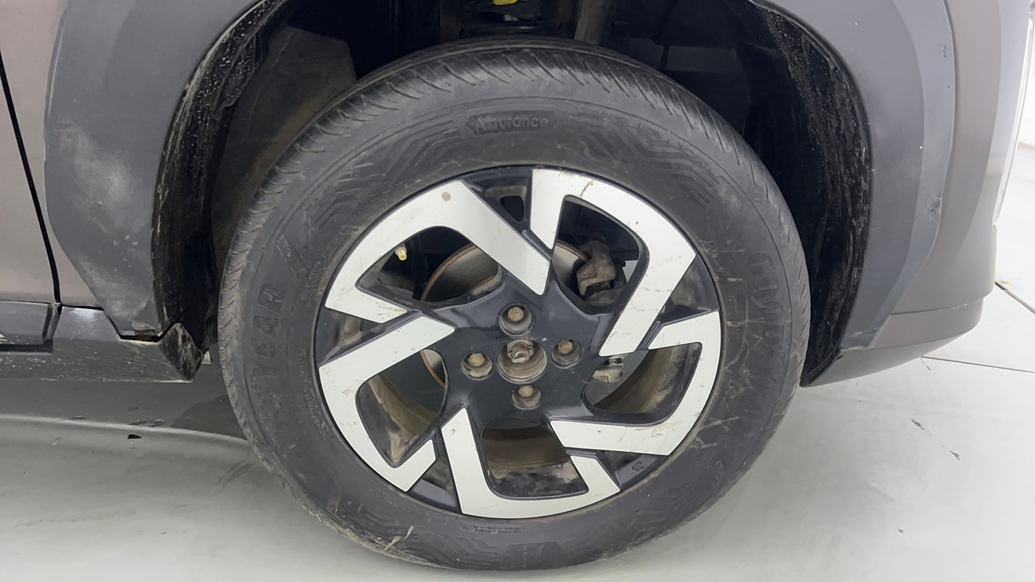 Used 2022 Nissan Magnite XV Petrol Manual tyres RIGHT FRONT TYRE RIM VIEW