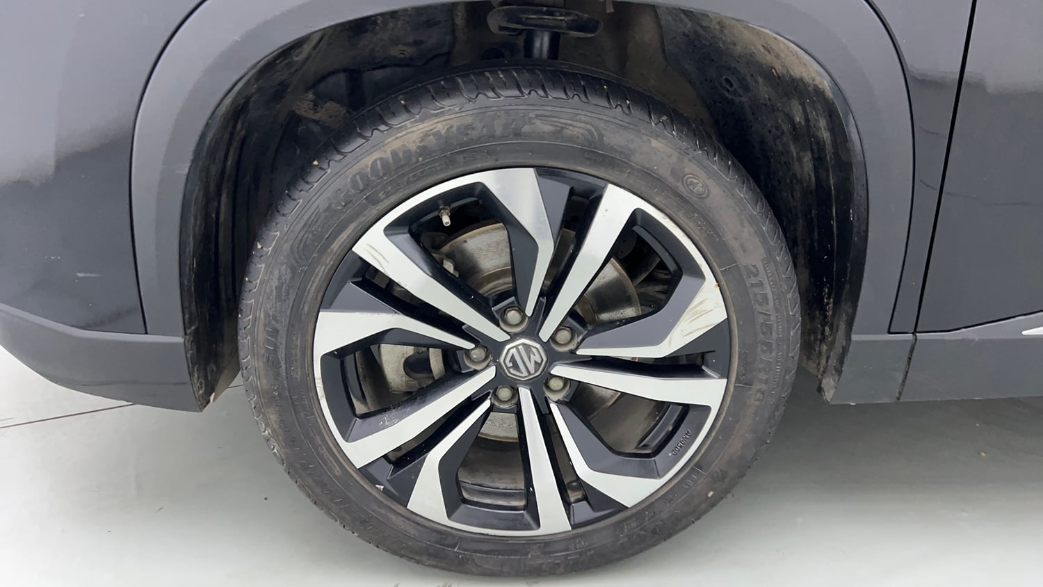 Used 2023 MG Motors Hector Savvy Pro 1.5 Turbo Petrol CVT Petrol Automatic tyres LEFT FRONT TYRE RIM VIEW