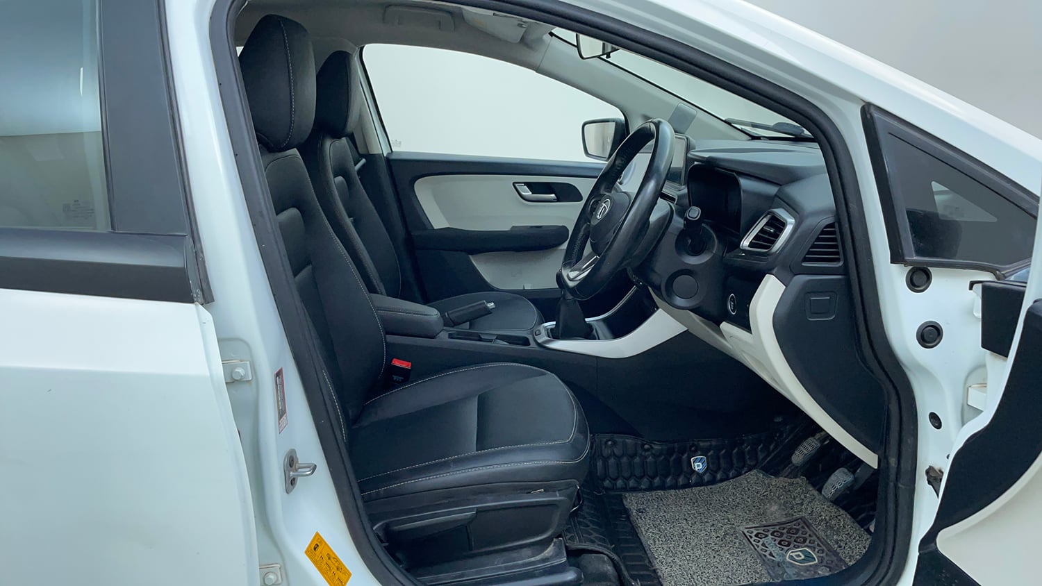 Used 2022 Tata Altroz XZ Plus Petrol Petrol Manual interior RIGHT SIDE FRONT DOOR CABIN VIEW