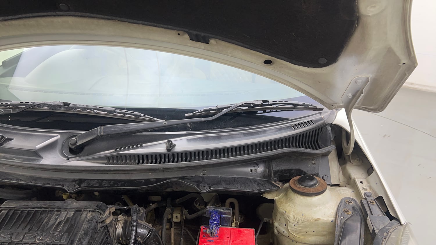 Used 2015 Maruti Suzuki Swift Dzire VXI Petrol Manual engine ENGINE LEFT SIDE HINGE & APRON VIEW