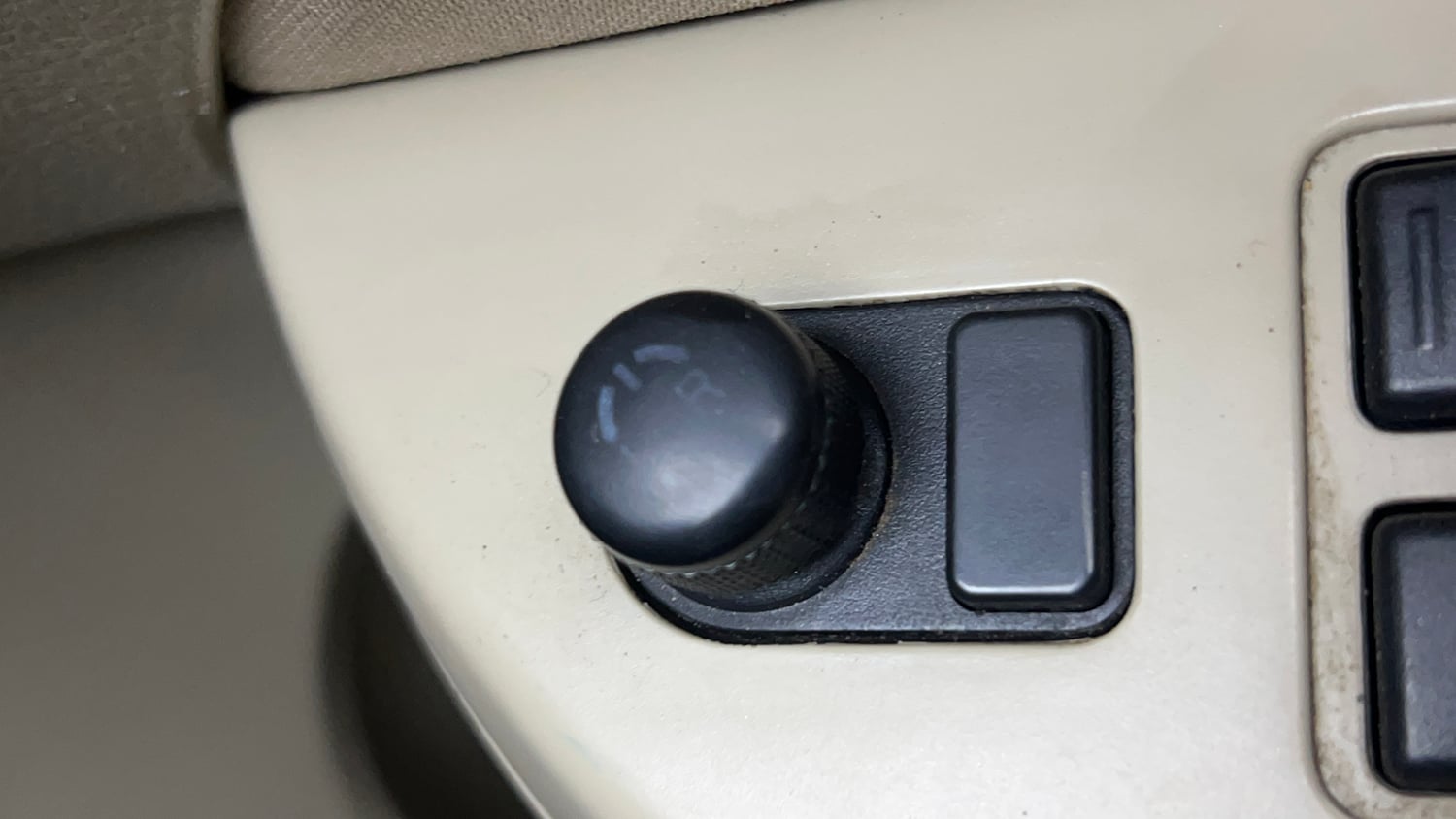 Used 2015 Maruti Suzuki Swift Dzire VXI Petrol Manual top_features Adjustable ORVM