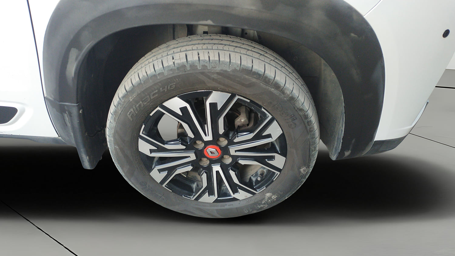 Used 2022 Renault Kiger RXZ Turbo CVT Dual Tone Petrol Automatic tyres RIGHT FRONT TYRE RIM VIEW