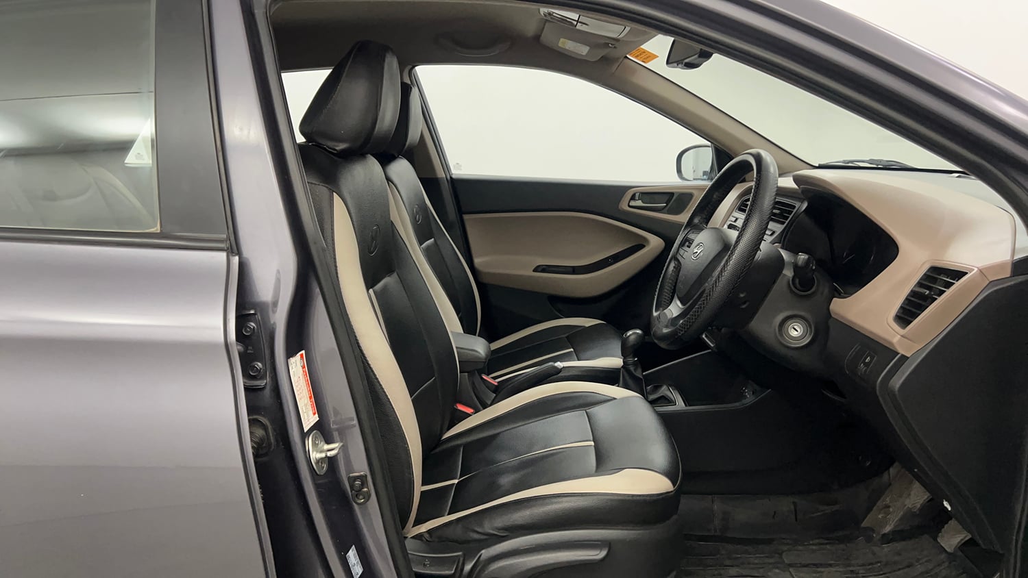 Used 2017 Hyundai Elite i20 Sportz 1.2 Petrol Manual interior RIGHT SIDE FRONT DOOR CABIN VIEW