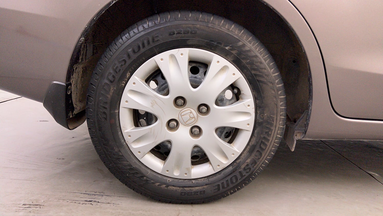 Used 2016 Honda Amaze 1.2 S i-VTEC Petrol Manual tyres RIGHT REAR TYRE RIM VIEW