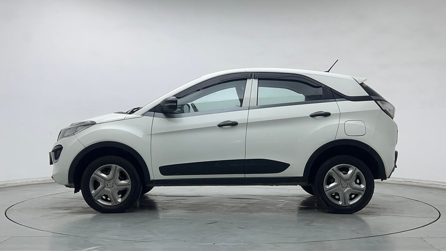 Used 2019 Tata Nexon XM Petrol Manual exterior LEFT SIDE VIEW