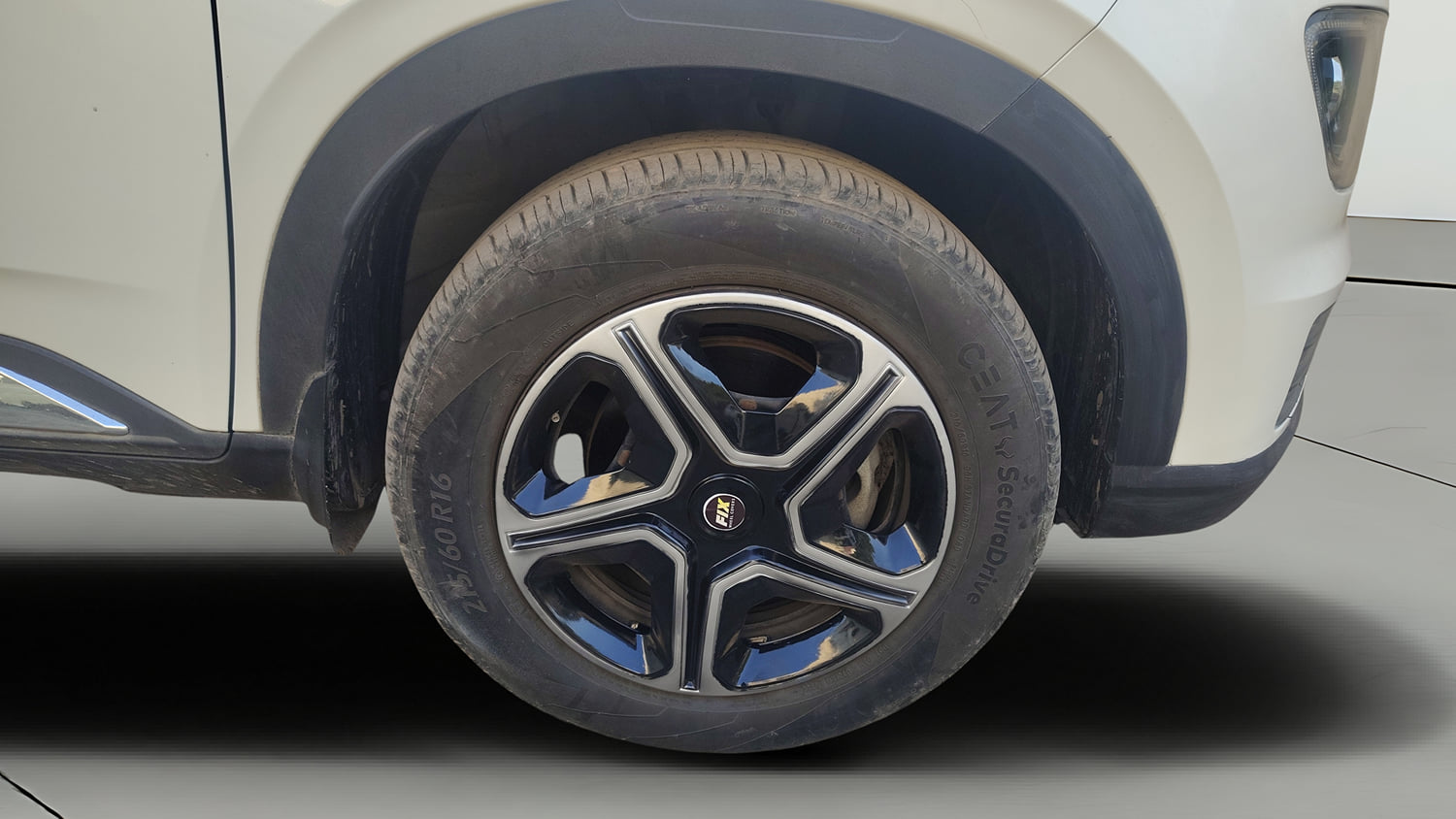 Used 2023 Hyundai Venue S (O) 1.0 Turbo DCT Petrol Automatic tyres RIGHT FRONT TYRE RIM VIEW