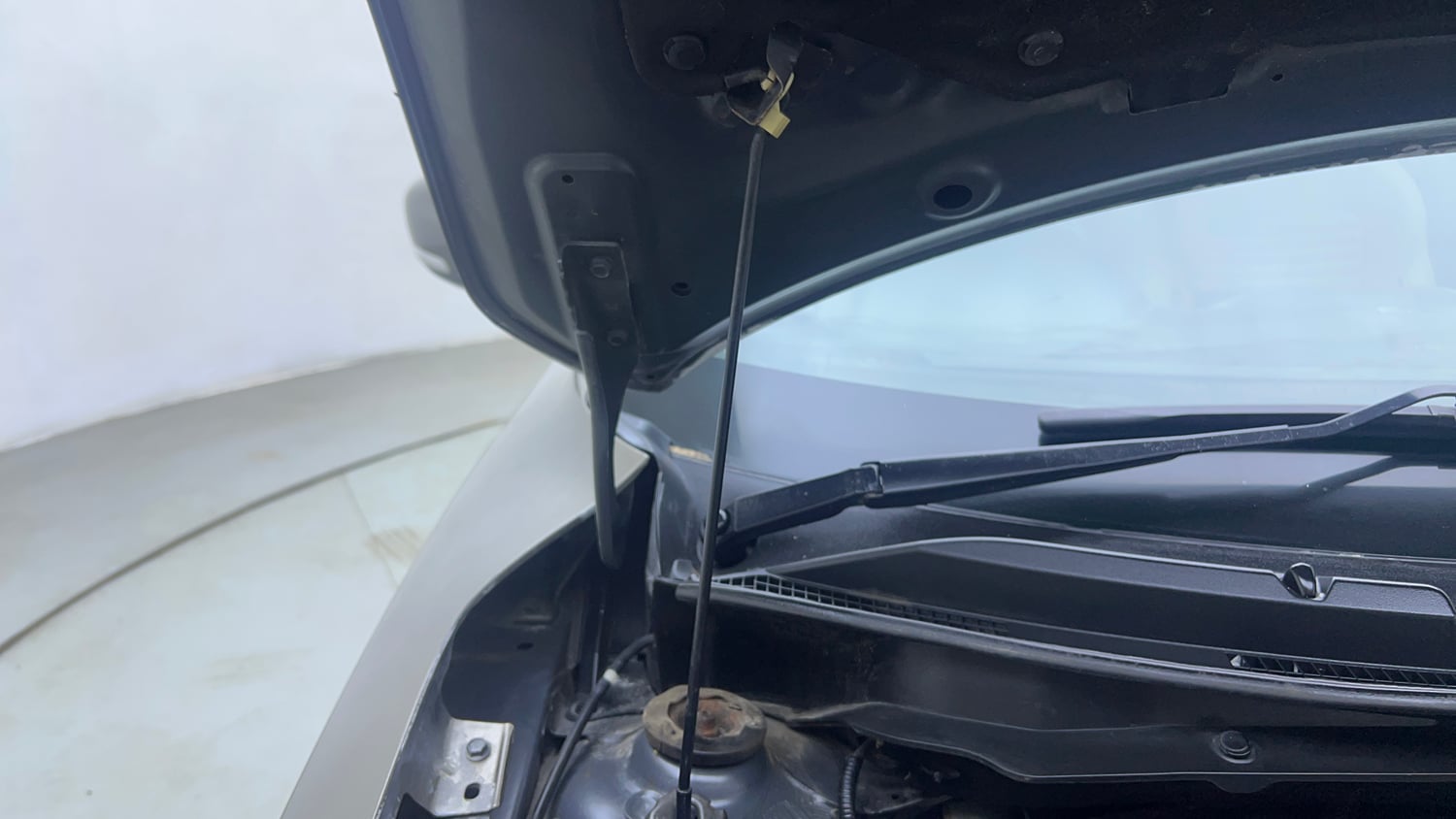 Used 2018 Maruti Suzuki Dzire ZXi Petrol Manual engine ENGINE RIGHT SIDE HINGE & APRON VIEW