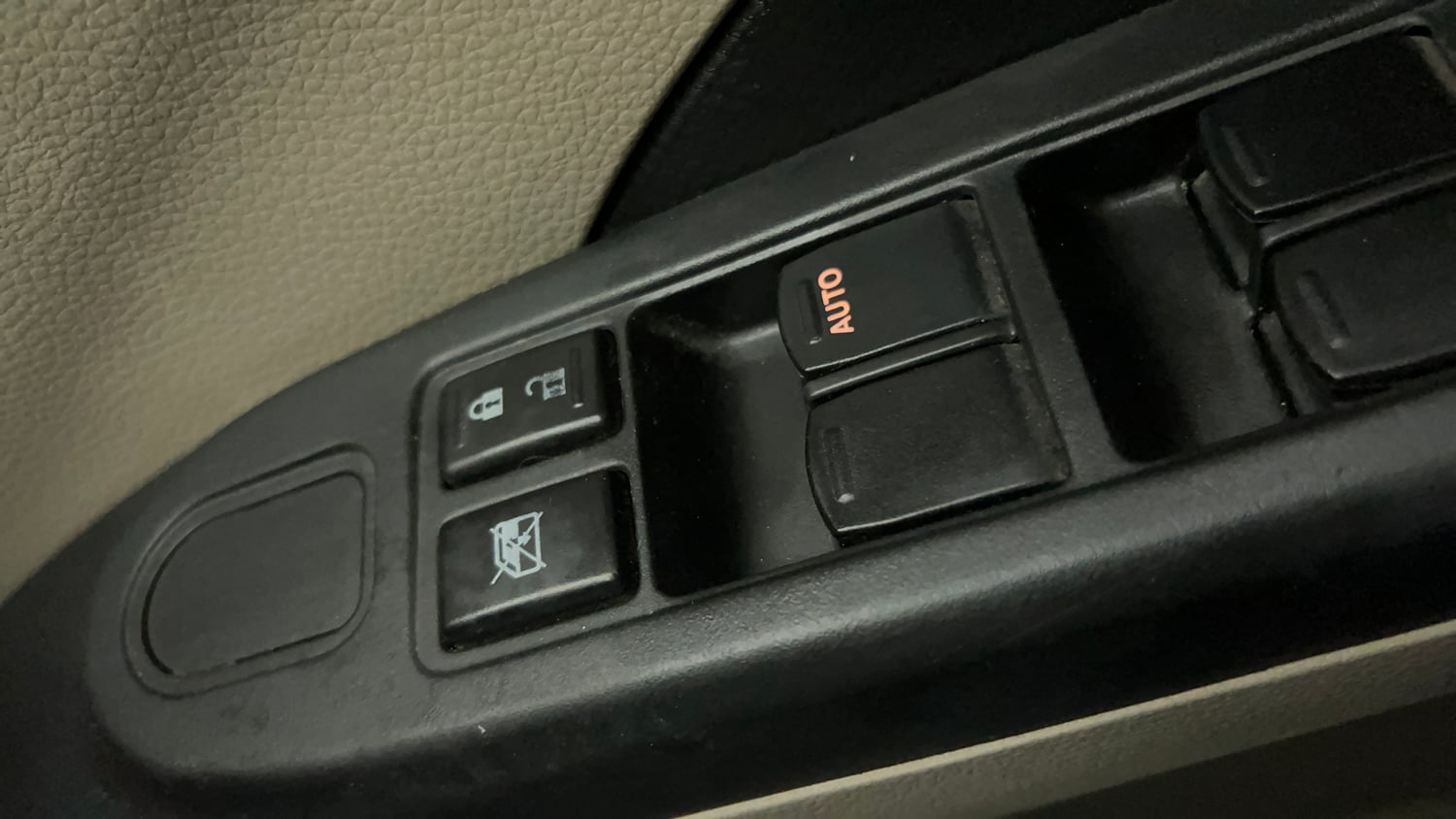 Used 2016 Maruti Suzuki Celerio VXi AMT Petrol Automatic top_features Central locking