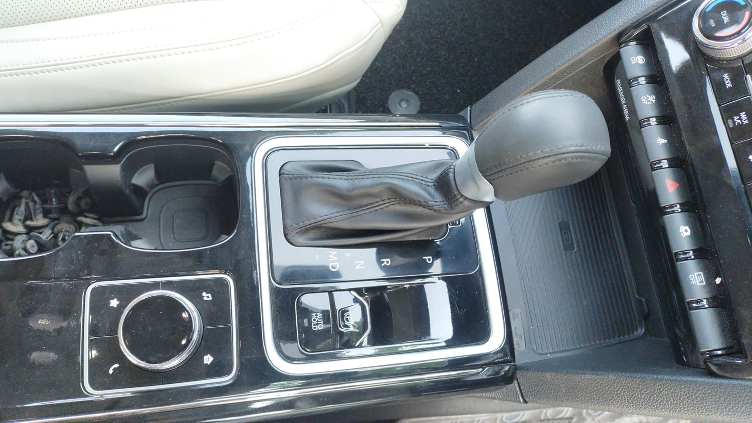 Used 2025 Mahindra XUV700 AX7 Luxury Pack Petrol AT 7 STR Petrol Automatic interior GEAR  KNOB VIEW
