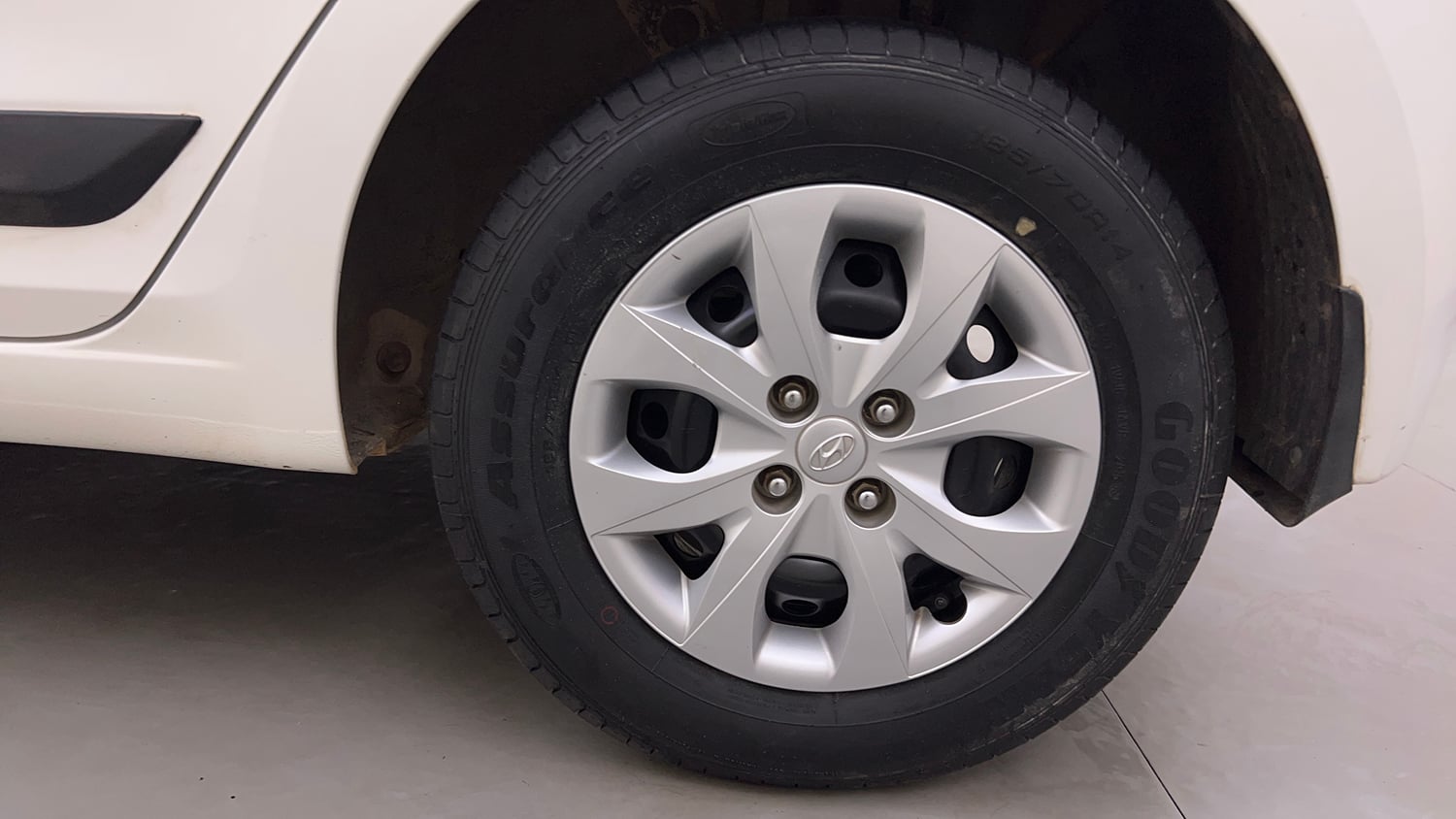 Used 2016 Hyundai Elite i20 Sportz 1.2 Petrol Manual tyres LEFT REAR TYRE RIM VIEW