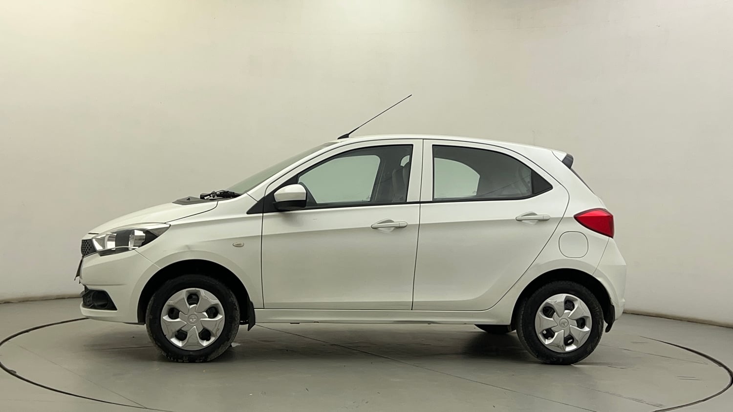 Used 2017 Tata Tiago Revotron XT Petrol Manual exterior LEFT SIDE VIEW