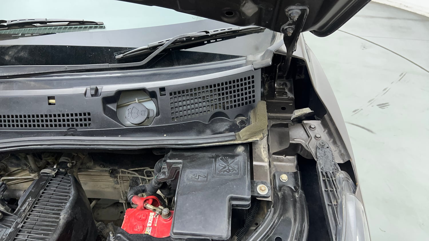 Used 2022 Nissan Magnite XV Petrol Manual engine ENGINE LEFT SIDE HINGE & APRON VIEW