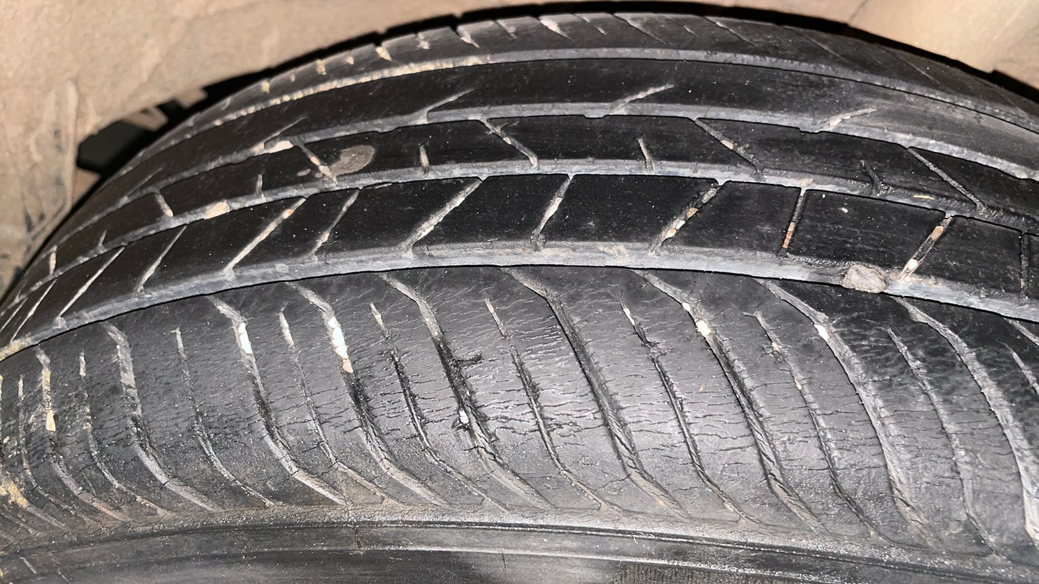 Used 2021 Renault Kiger RXZ Turbo CVT Dual Tone Petrol Automatic tyres LEFT REAR TYRE TREAD VIEW