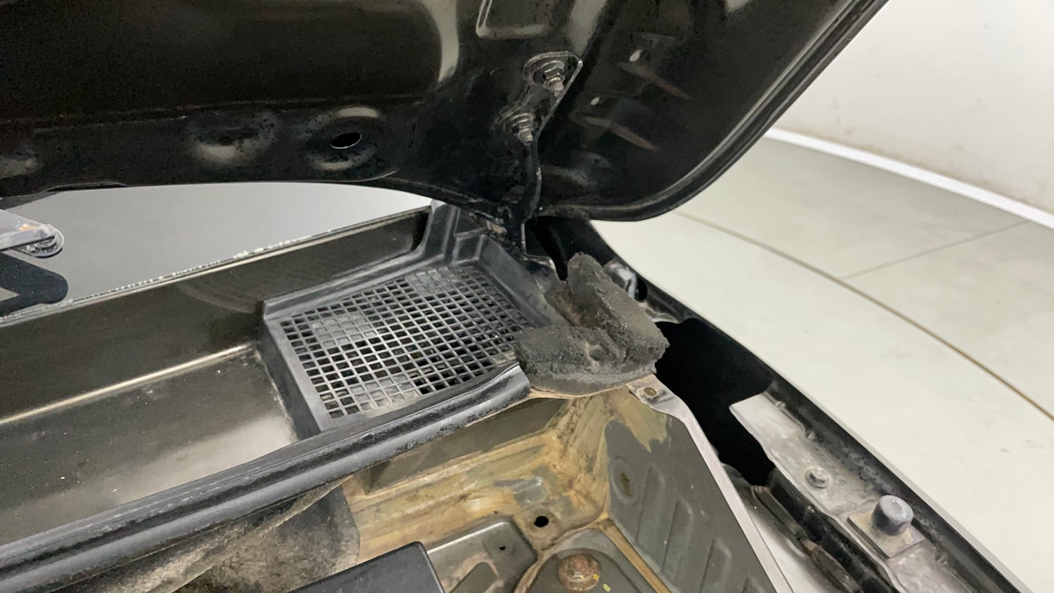 Used 2017 Renault Kwid RXT Petrol Manual engine ENGINE LEFT SIDE HINGE & APRON VIEW
