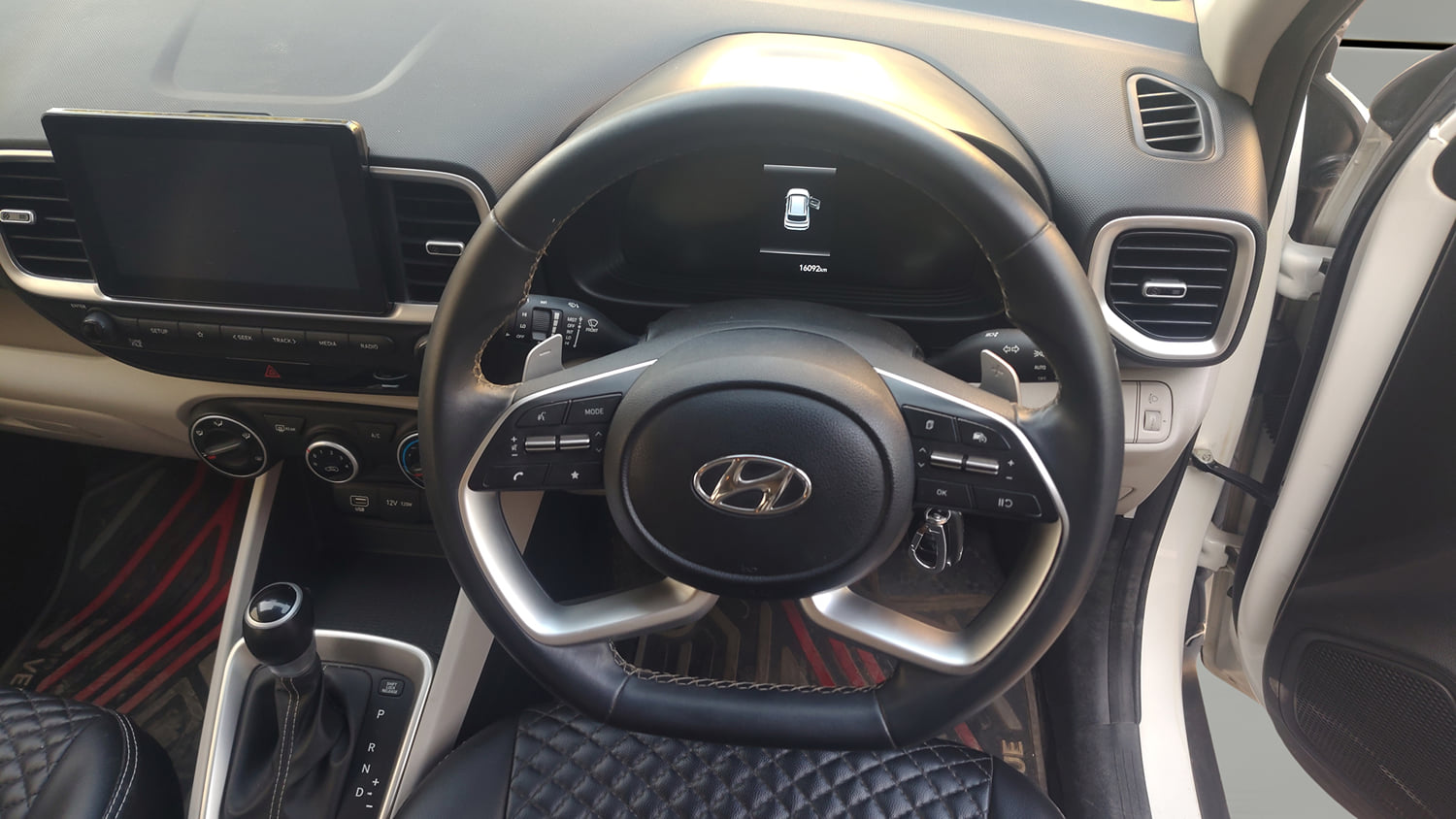 Used 2023 Hyundai Venue S (O) 1.0 Turbo DCT Petrol Automatic interior STEERING VIEW