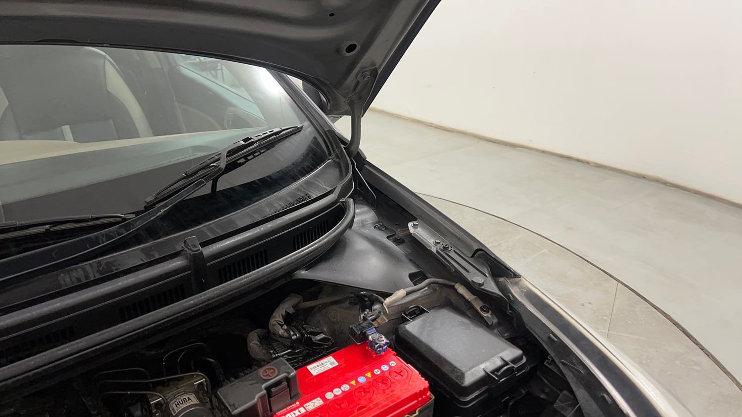 Used 2017 Hyundai Elite i20 Sportz 1.2 Petrol Manual engine ENGINE LEFT SIDE HINGE & APRON VIEW