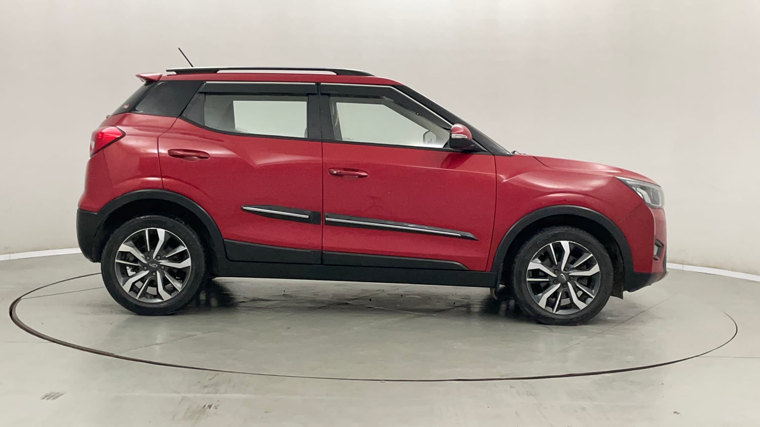 Used 2021 Mahindra XUV 300 W8 (O) 1.2 Petrol AMT Petrol Automatic exterior RIGHT SIDE VIEW