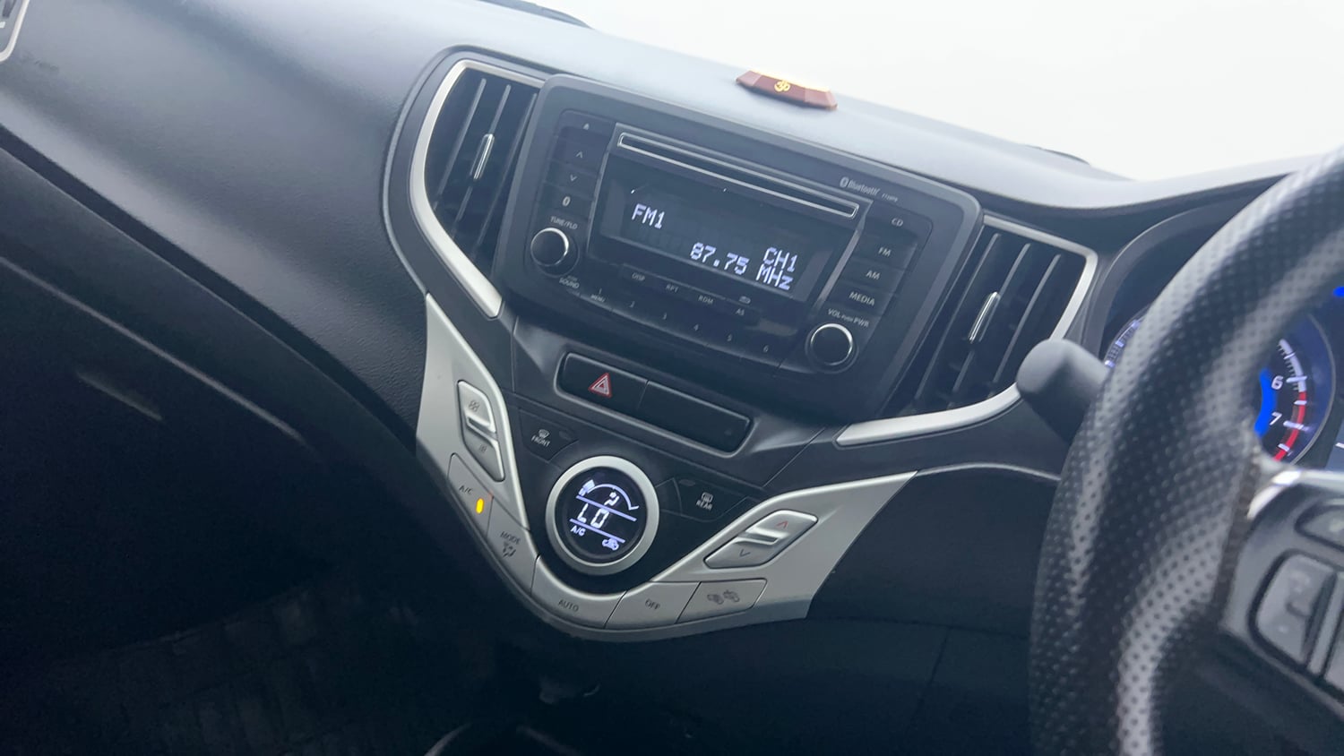 Used 2018 Maruti Suzuki Baleno Delta 1.2 Petrol Manual interior MUSIC SYSTEM & AC CONTROL VIEW