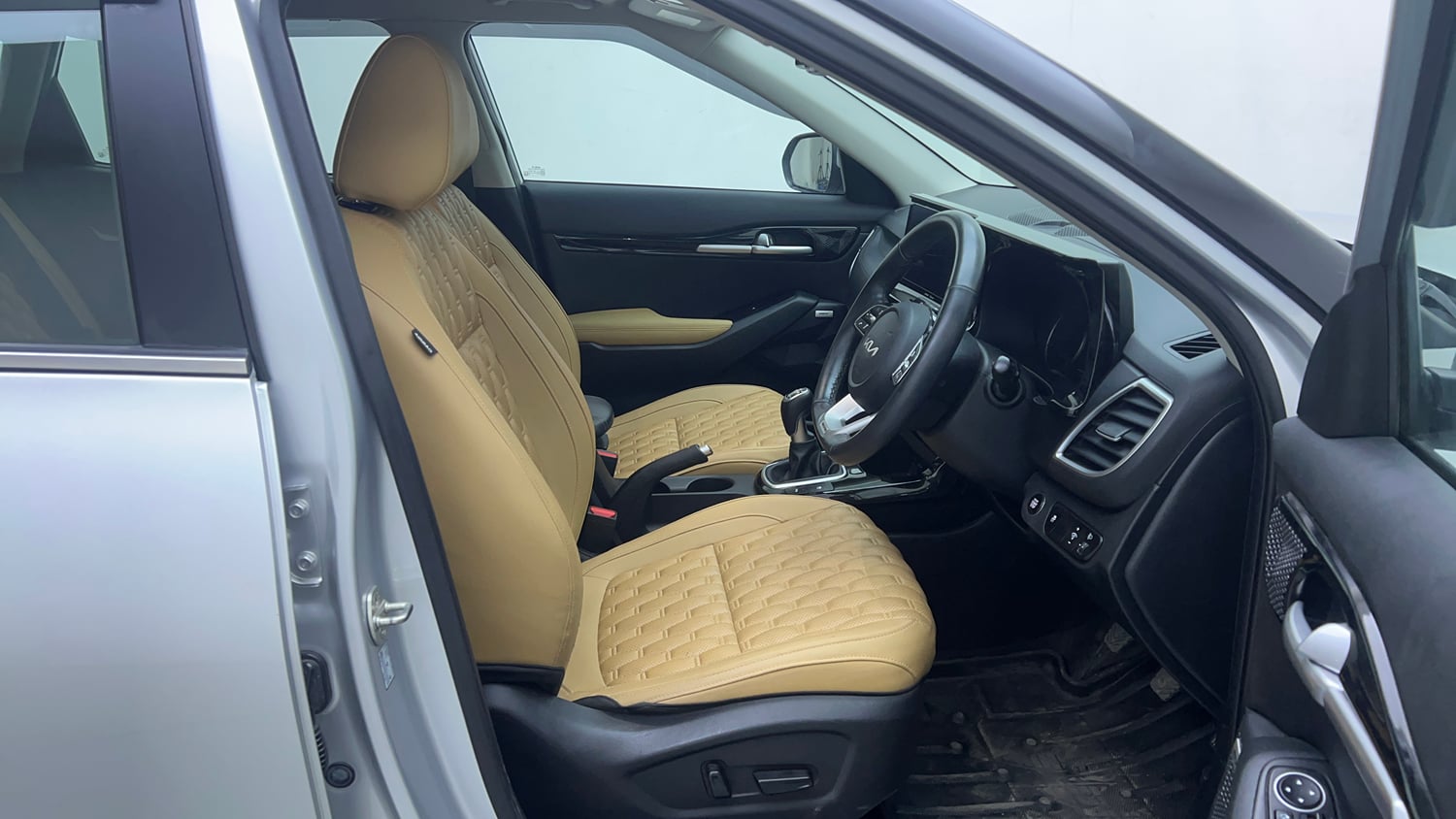 Used 2022 Kia Seltos HTX Plus 1.5 Diesel Diesel Manual interior RIGHT SIDE FRONT DOOR CABIN VIEW