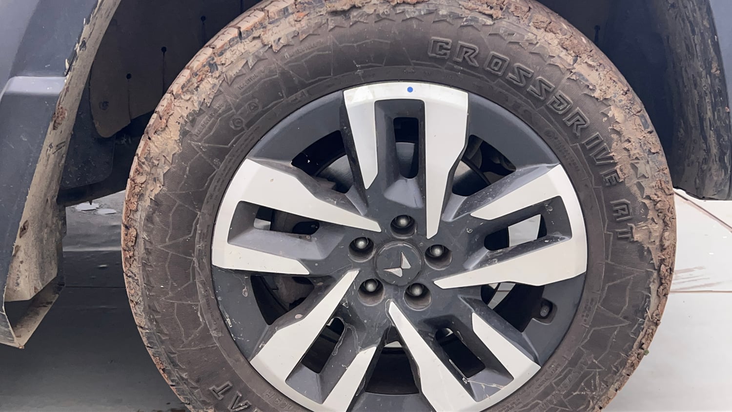 Used 2025 Mahindra Thar Roxx AX7 L Diesel AT 4WD Diesel Automatic tyres RIGHT FRONT TYRE RIM VIEW