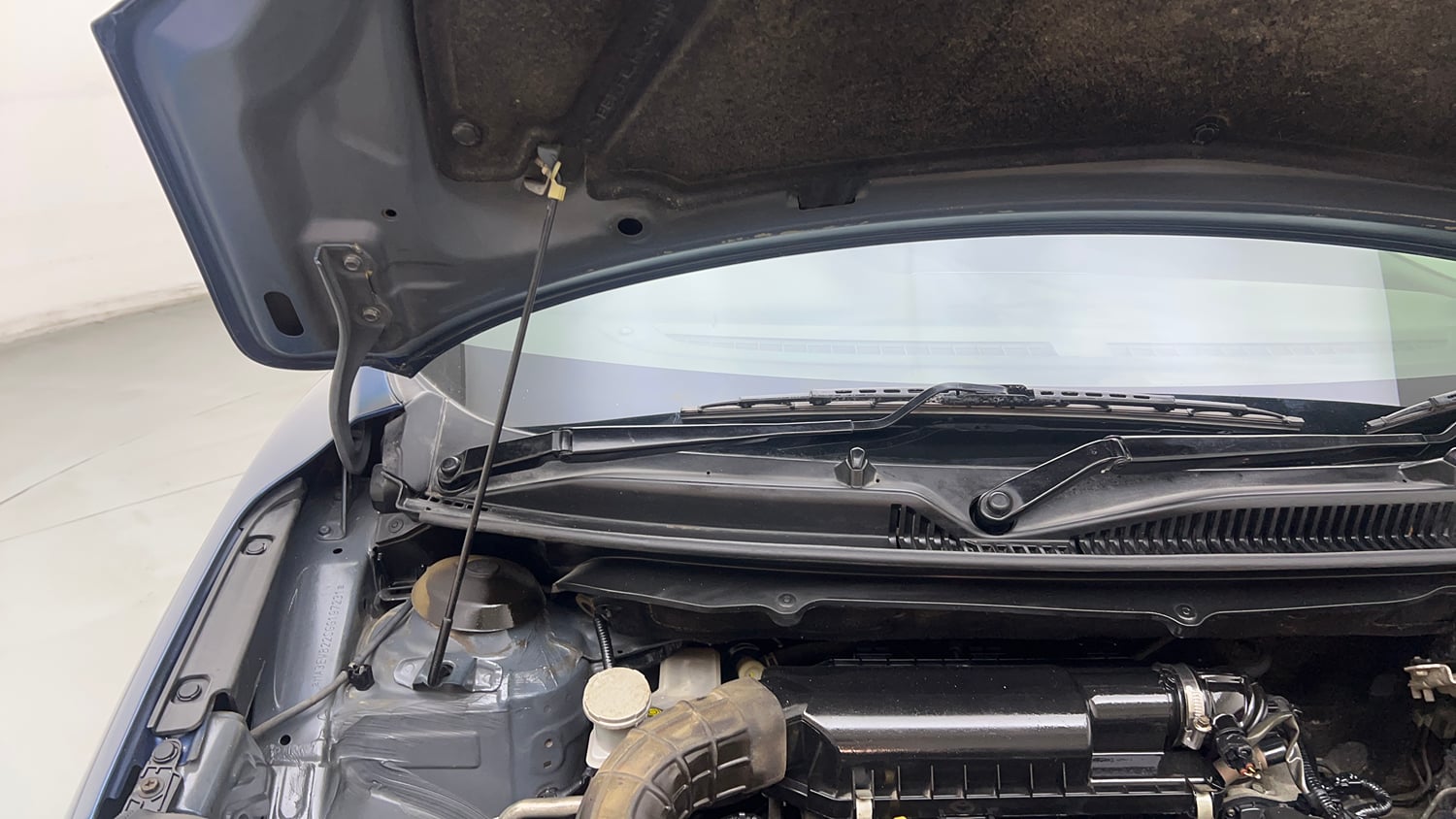 Used 2016 Maruti Suzuki Baleno Alpha 1.2 Petrol Manual engine ENGINE RIGHT SIDE HINGE & APRON VIEW
