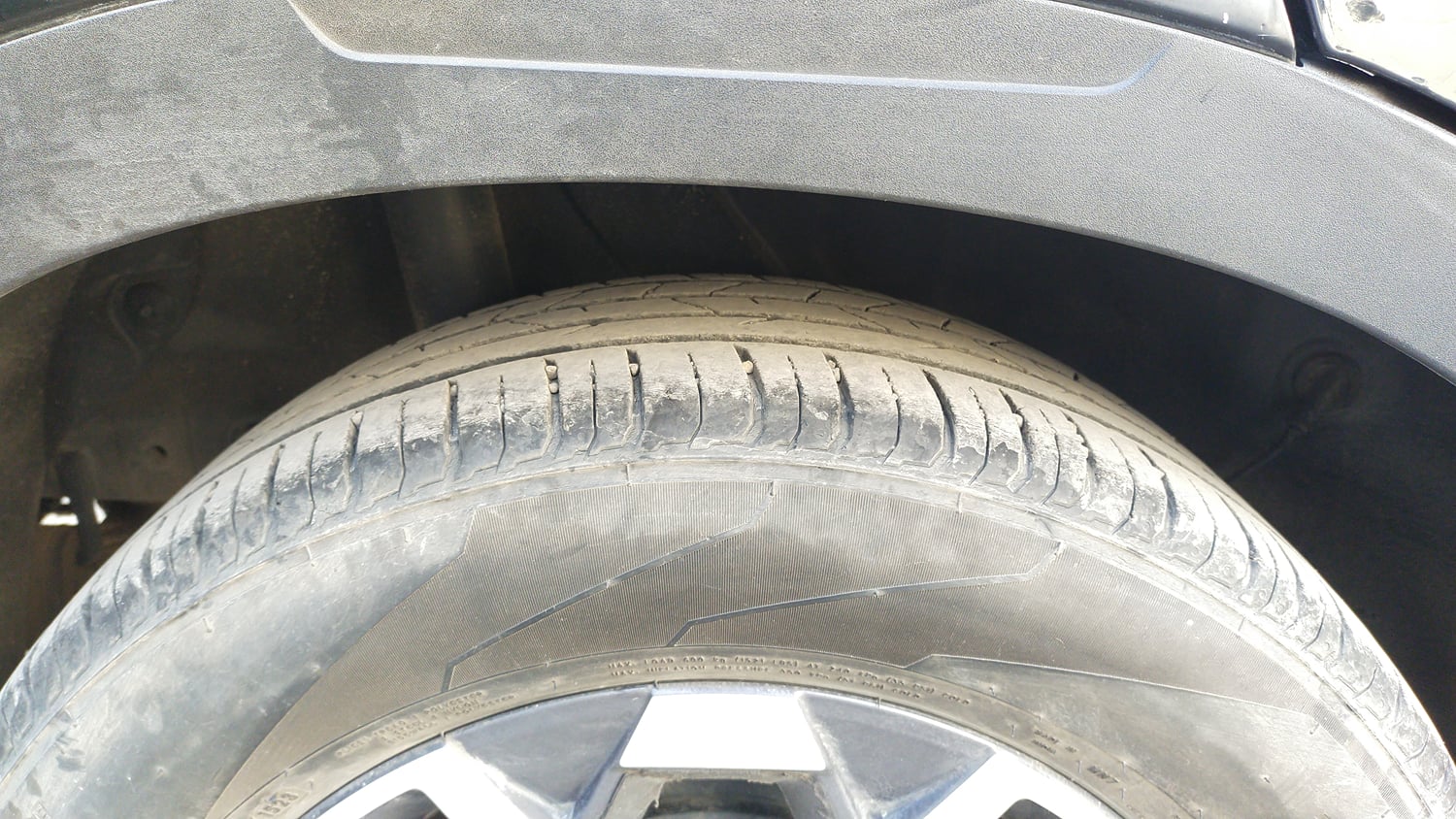 Used 2023 Hyundai Venue SX (O) 1.0 Turbo DCT Petrol Automatic tyres RIGHT REAR TYRE TREAD VIEW
