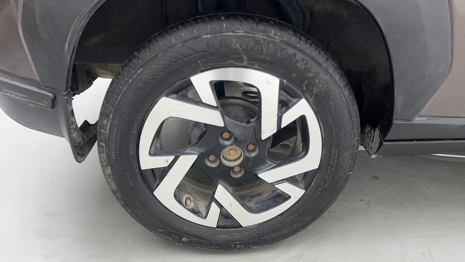 Used 2022 Nissan Magnite XV Petrol Manual tyres RIGHT REAR TYRE RIM VIEW