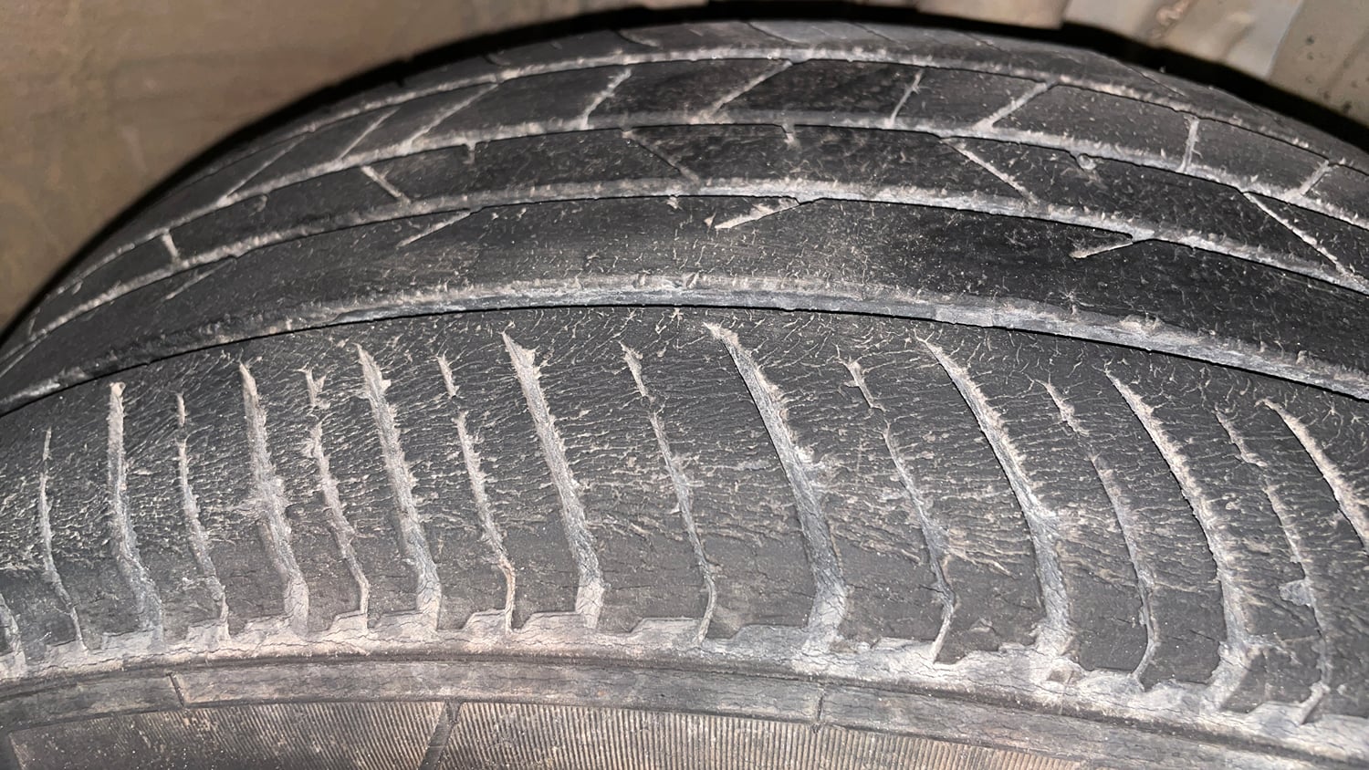 Used 2021 Renault Kiger RXZ Turbo CVT Dual Tone Petrol Automatic tyres RIGHT FRONT TYRE TREAD VIEW