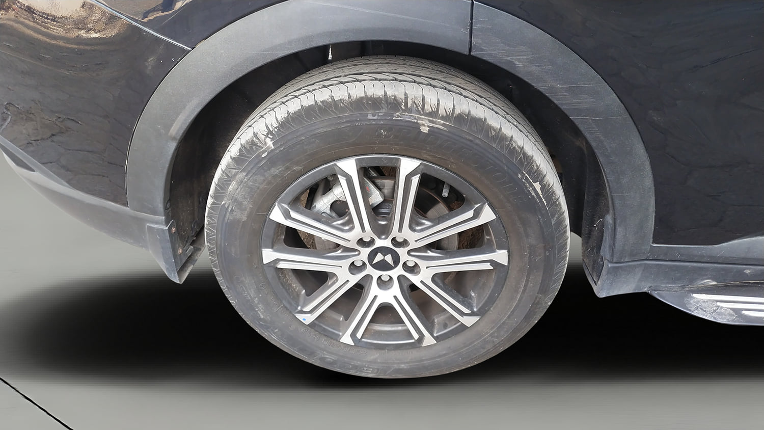 Used 2025 Mahindra XUV700 AX7 Luxury Pack Petrol AT 7 STR Petrol Automatic tyres RIGHT REAR TYRE RIM VIEW
