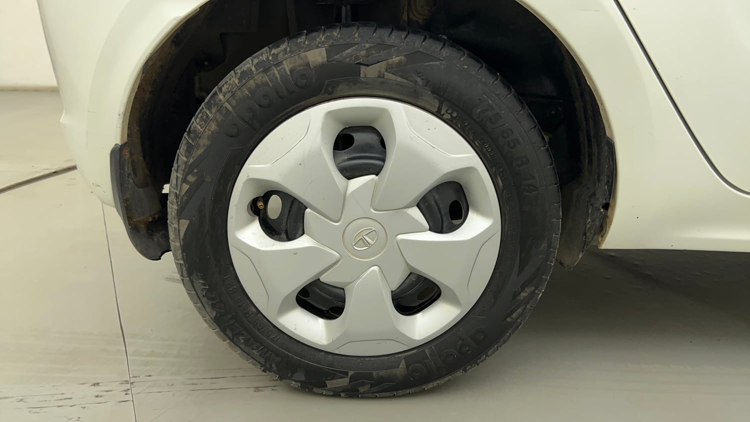 Used 2017 Tata Tiago Revotron XT Petrol Manual tyres RIGHT REAR TYRE RIM VIEW