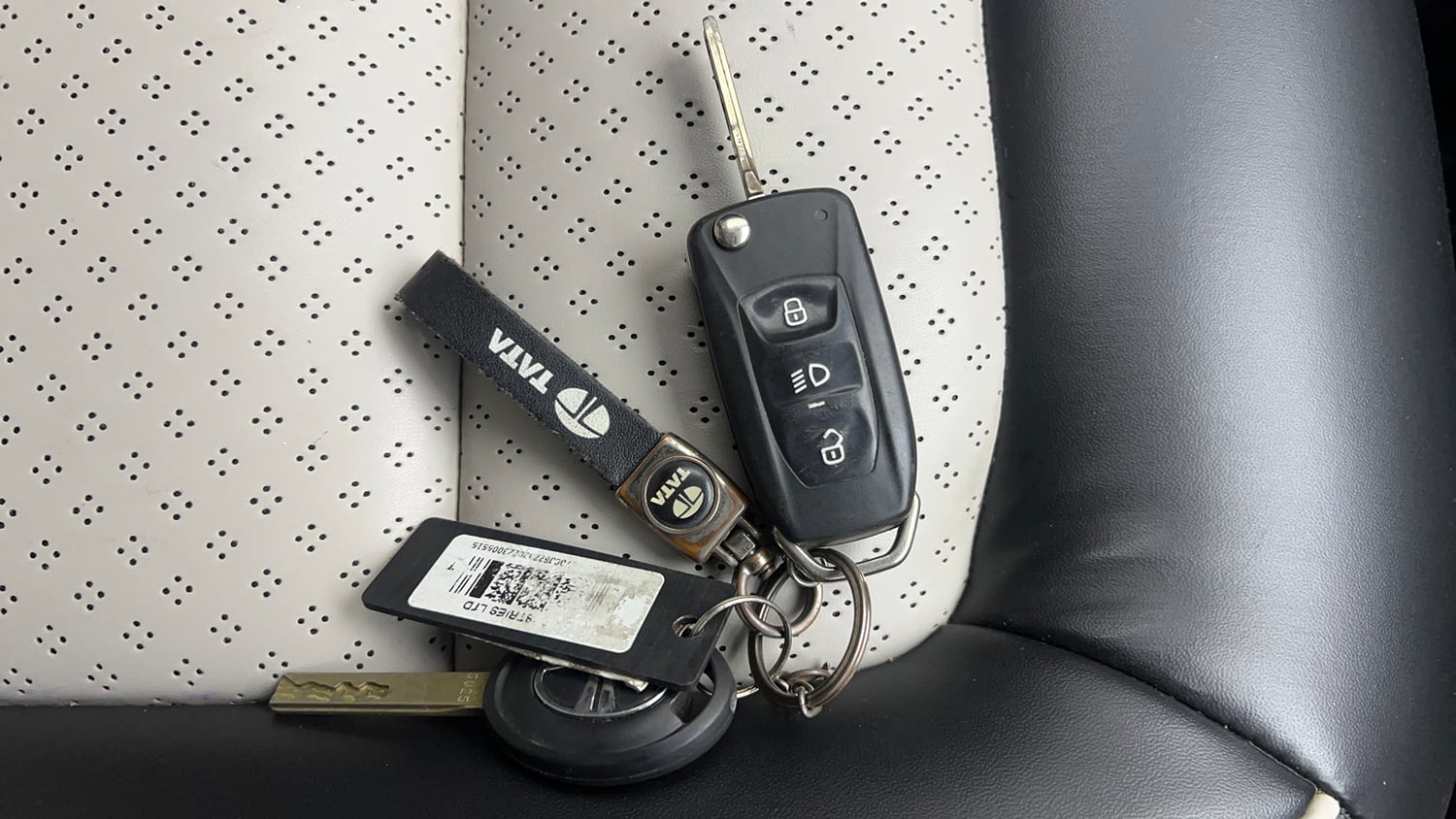 Used 2023 Tata Safari XM Diesel Manual extra CAR KEY VIEW