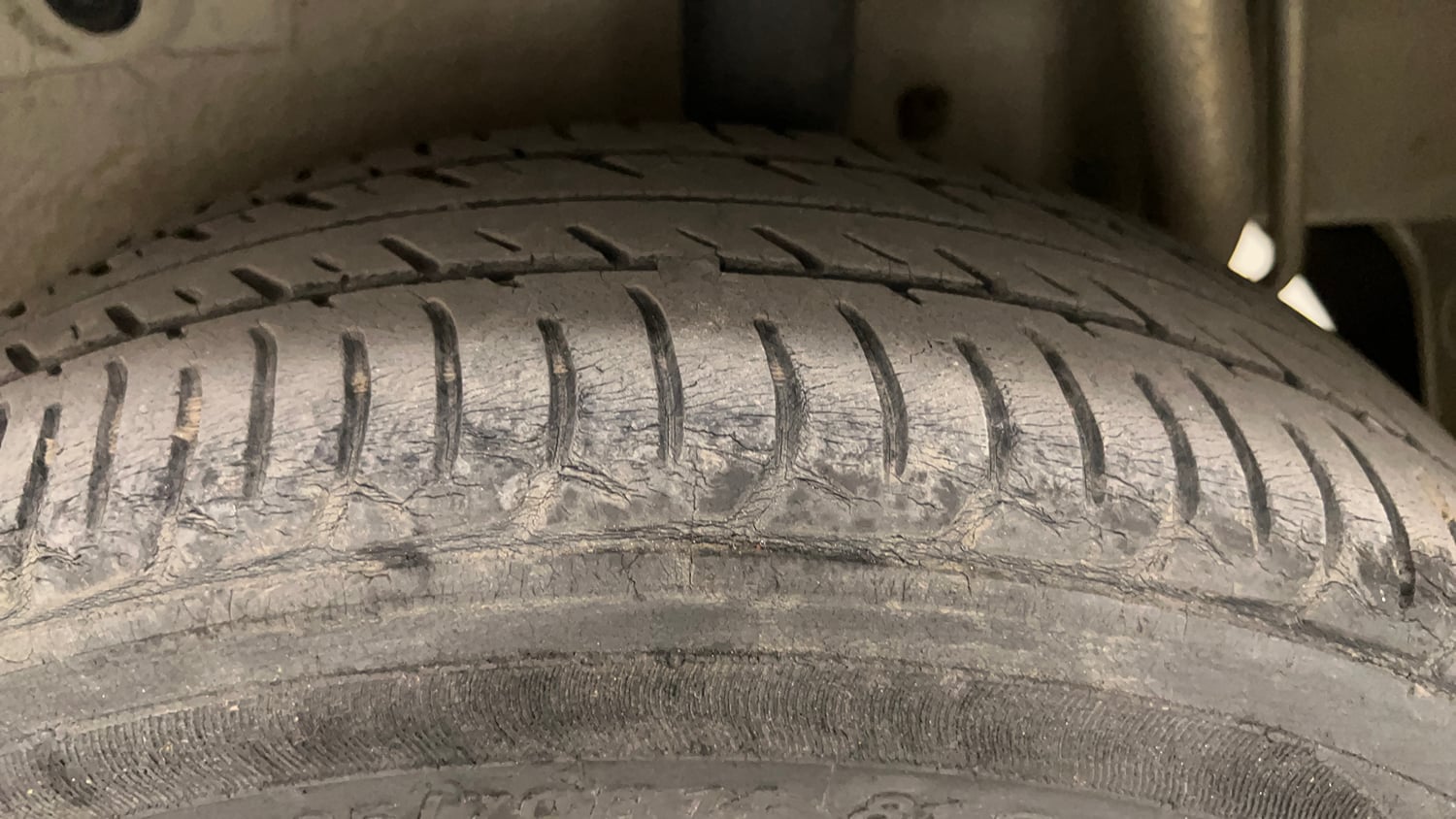 Used 2014 Maruti Suzuki Celerio VXi AMT Petrol Automatic tyres LEFT REAR TYRE TREAD VIEW