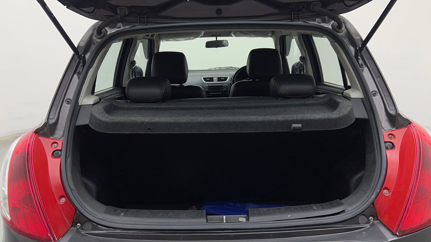 Used 2016 Maruti Suzuki Swift VXI (O) Petrol Manual interior DICKY INSIDE VIEW