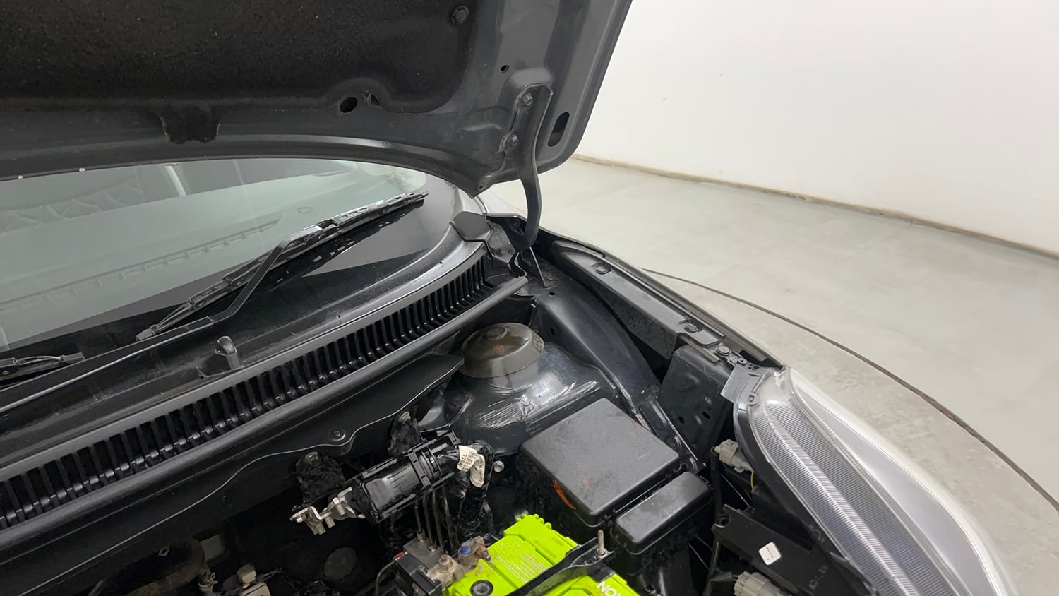 Used 2020 Maruti Suzuki Baleno Zeta Petrol Manual engine ENGINE LEFT SIDE HINGE & APRON VIEW