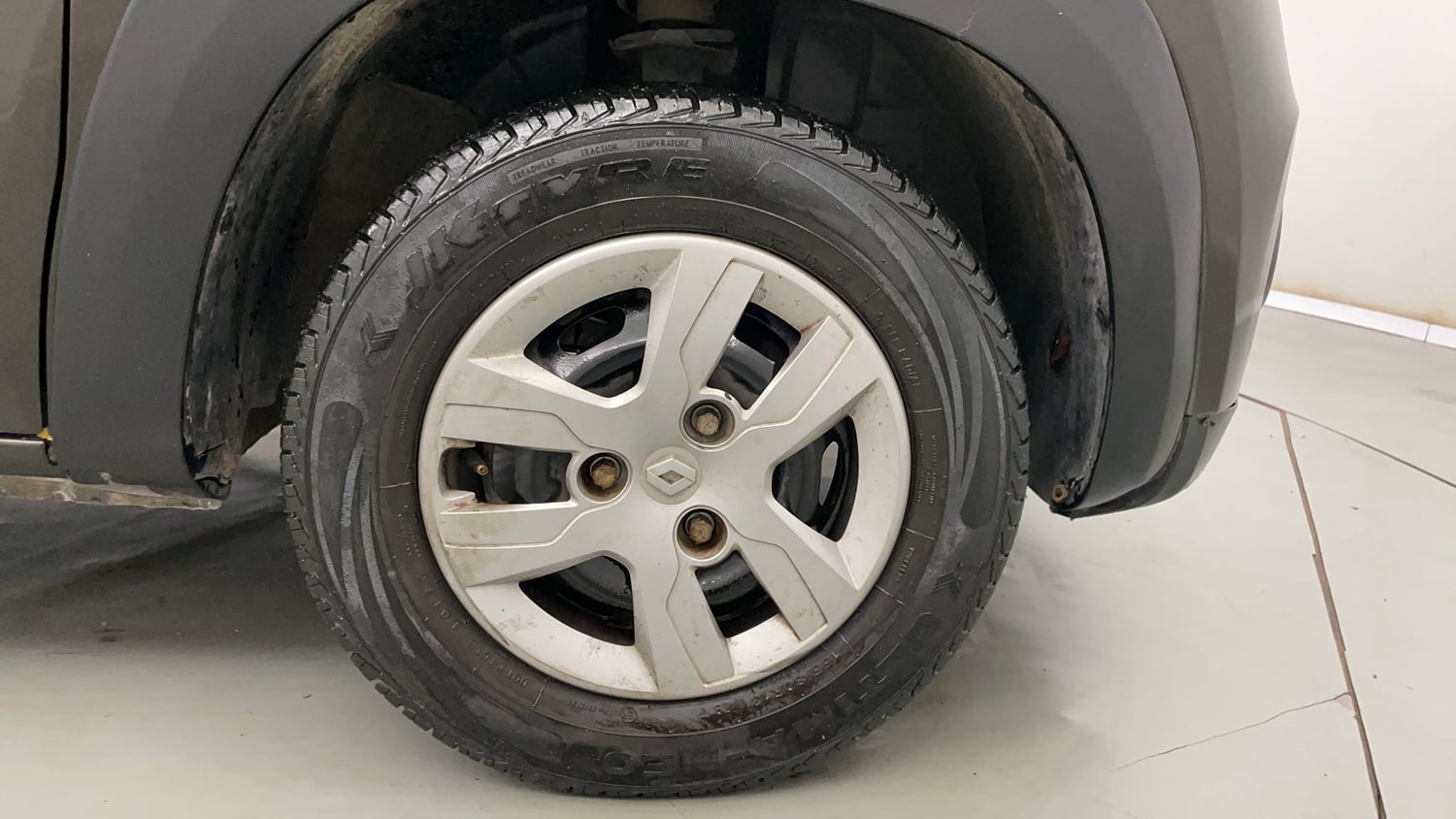 Used 2017 Renault Kwid RXT Petrol Manual tyres RIGHT FRONT TYRE RIM VIEW