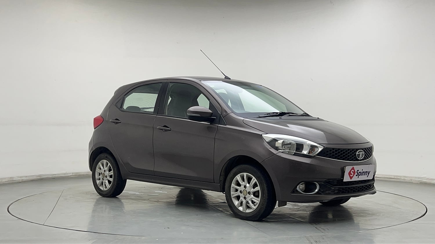 Used 2017 Tata Tiago Revotron XZ Petrol Manual exterior RIGHT FRONT CORNER VIEW