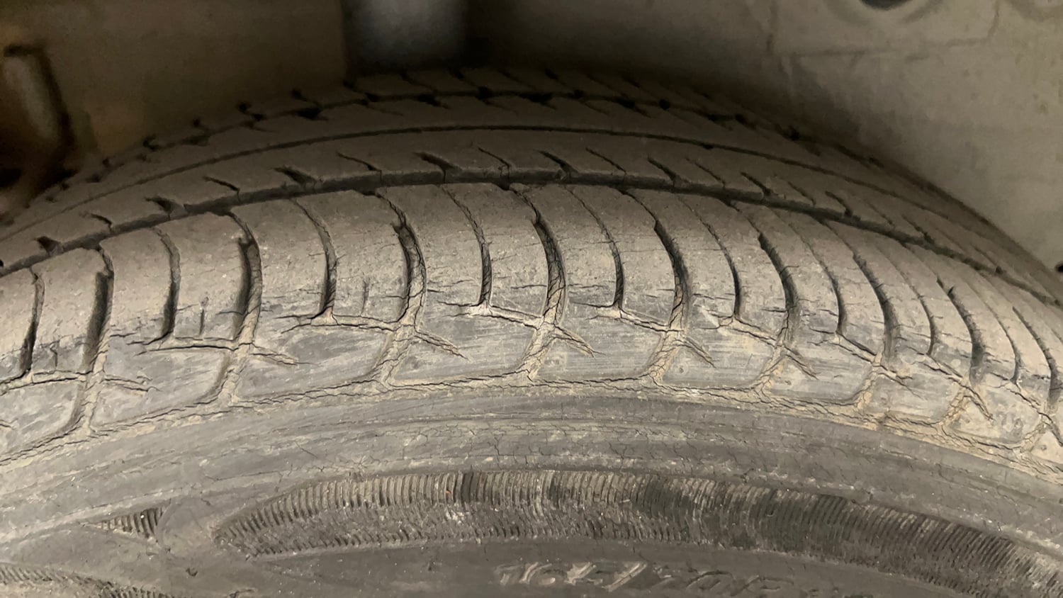 Used 2014 Maruti Suzuki Celerio VXi AMT Petrol Automatic tyres RIGHT REAR TYRE TREAD VIEW