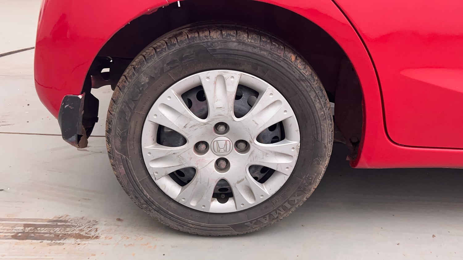 Used 2014 Honda Brio S MT Petrol Manual tyres RIGHT REAR TYRE RIM VIEW