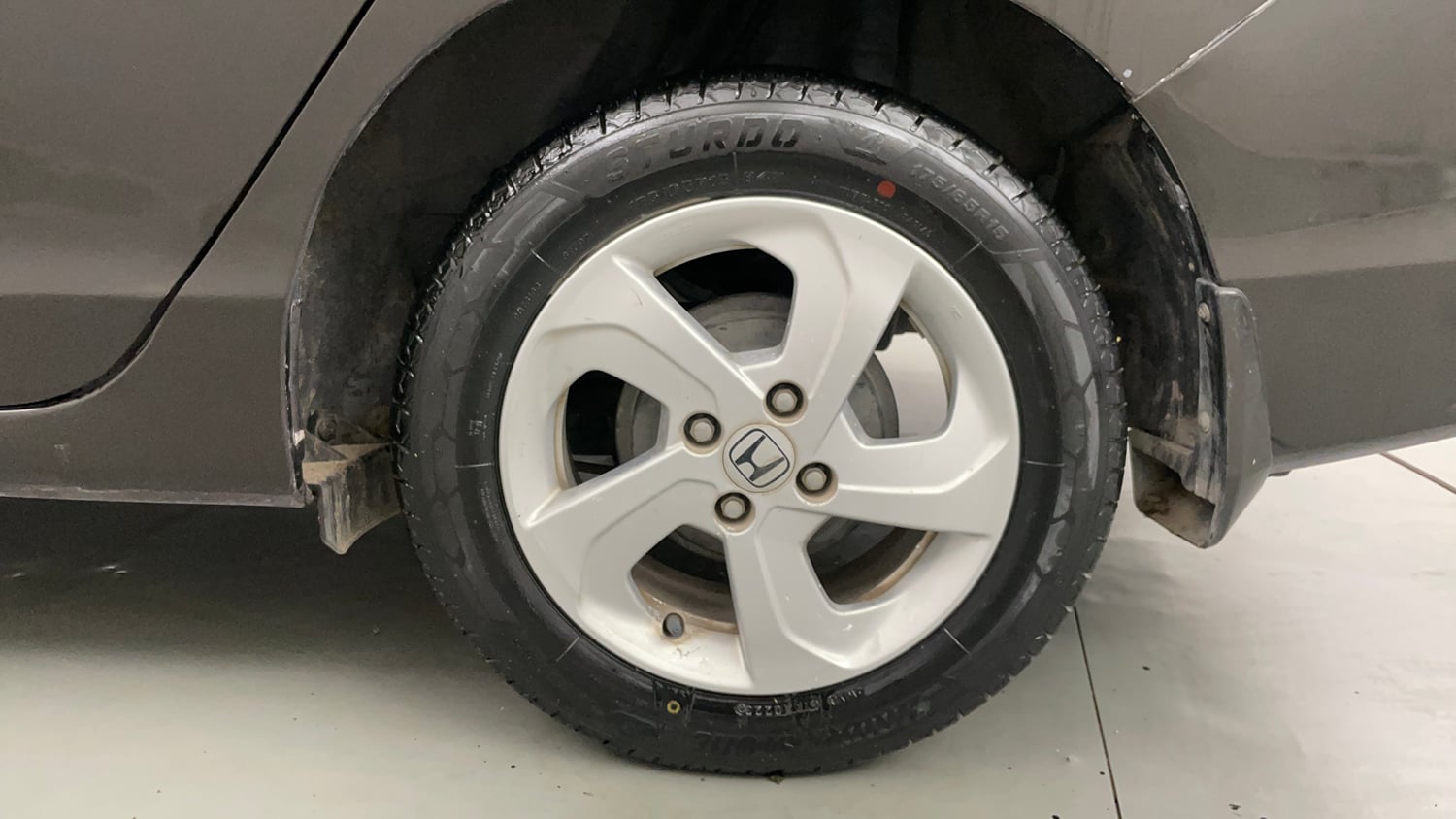 Used 2016 Honda City VX Petrol Manual tyres LEFT REAR TYRE RIM VIEW