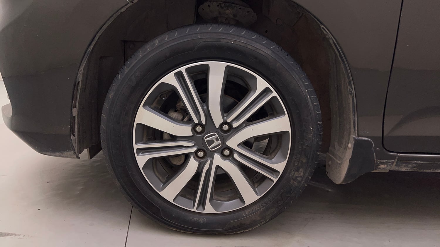 Used 2024 honda Amaze 2nd Generation VX 1.2 Petrol CVT Petrol Automatic tyres LEFT FRONT TYRE RIM VIEW